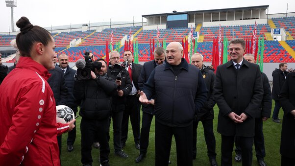 Посещение обновленного стадиона "Трактор" в Минске ФК Минск, мяч от Лукашенко, женский футбол РБ