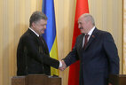 Петр Порошенко и Александр Лукашенко во время встречи с представителями СМИ