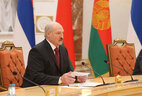 Александр Лукашенко во время переговоров в расширенном составе
