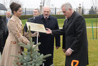 Alexander Lukashenko and Tomislav Nikolic plant a tree in the Alley of Distinguished Guests near the Palace of Independence