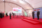 Во время церемонии закладки капсулы на стройплощадке экспериментального многофункционального комплекса "Минск-Мир"