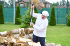А.Г.Лукашенко за колкой дров