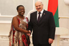 Президент Беларуси Александр Лукашенко и Чрезвычайный и Полномочный Посол Руанды в Беларуси Жанна д'Арк Мужавамария