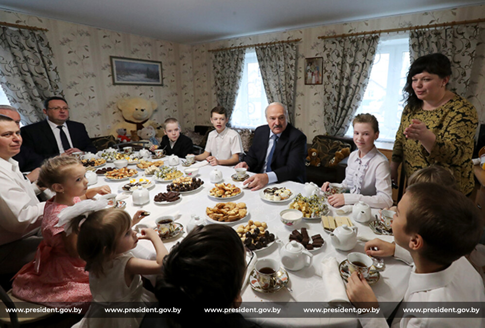 Где живет лукашенко. Дом Лукашенко в Минске. Дом Лукашенко фото. Дом Лукашенко внутри. Родительский дом Лукашенко.