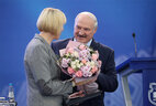 Александр Лукашенко вручил Екатерине Карстен почетный знак Национального олимпийского комитета "За заслуги в развитии олимпийского движения в Республике Беларусь"