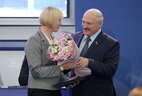 Александр Лукашенко вручил Екатерине Карстен почетный знак Национального олимпийского комитета "За заслуги в развитии олимпийского движения в Республике Беларусь"