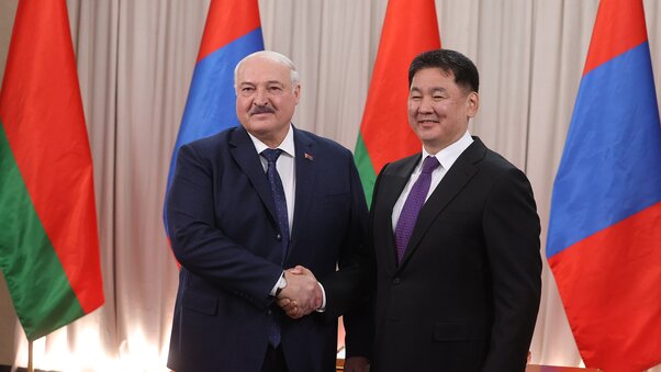 Президент Беларуси Александр Лукашенко и Президент Монголии Ухнаагийн Хурэлсух во время церемонии фотографирования Александр Лукашенко Ухнаагийн Хурэлсух 2024