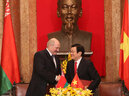 Александр Лукашенко и Чыонг Тан Шанг во время подписания документов по итогам переговоров
