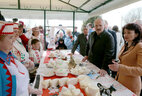 Alexander Lukashenko visits the arts and crafts festival Gaspadarchy Syr in Slavgorod