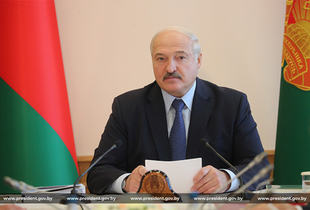 Александр Лукашенко во время совещания Александр Лукашенко во время совещания