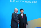 Президент Беларуси Александр Лукашенко и Председатель КНР Си Цзиньпин перед началом заседания круглого стола глав государств - участников форума "Один пояс и один путь"