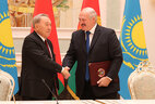 Belarus President Alexander Lukashenko and Kazakhstan President Nursultan Nazarbayev during the agreement signing ceremony