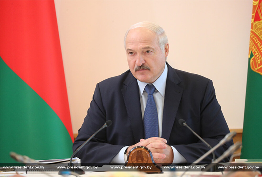 Александр Лукашенко во время совещания Александр Лукашенко во время совещания