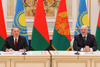 Belarus President Alexander Lukashenko and Kazakhstan President Nursultan Nazarbayev during the meeting with mass media representatives