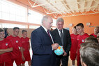 The President signed a ball as a commemorative gift for the kids