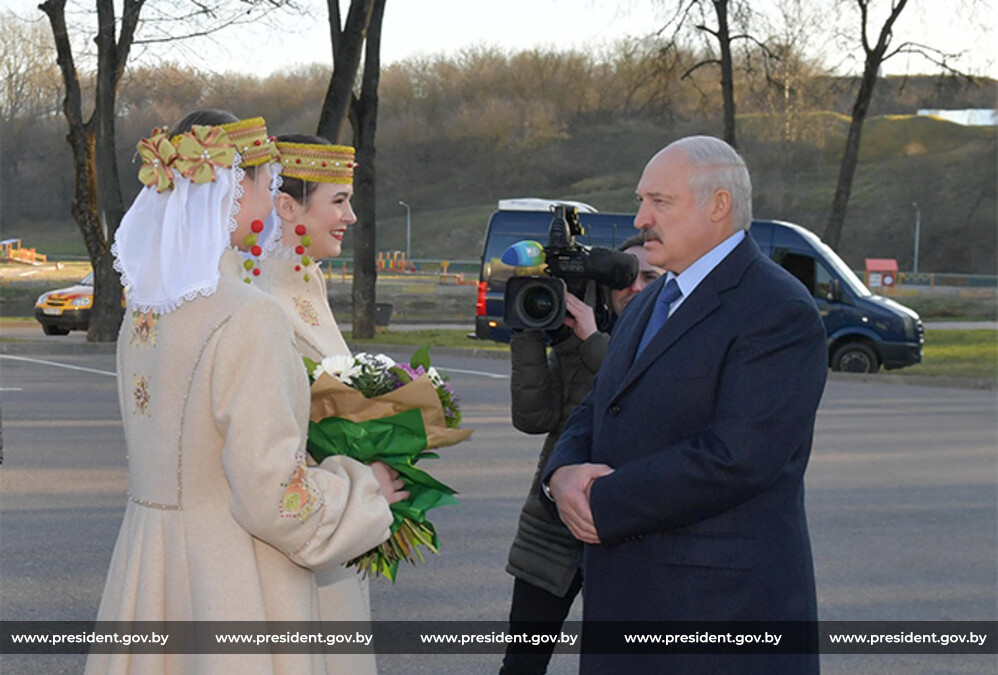 Главу государства по традиции встречали с букетом цветом две девушки, облаченные в верхнюю теплую одежду в национальном стиле Главу государства по традиции встречали с букетом цветом две девушки, облаченные в верхнюю теплую одежду в национальном стиле