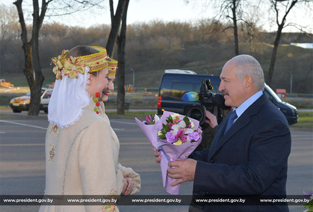 Главу государства по традиции встречали с букетом цветом две девушки, облаченные в верхнюю теплую одежду в национальном стиле Главу государства по традиции встречали с букетом цветом две девушки, облаченные в верхнюю теплую одежду в национальном стиле