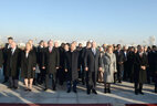 The participants of the conference in Ashgabat lay flowers at the Neutrality Monument