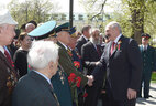 Alexander Lukashenko talks to the veterans