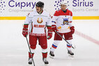 Президенты Беларуси и России Александр Лукашенко и Владимир Путин вместе вышли на лед, чтобы поиграть в хоккей на сочинской арене "Шайба"