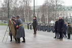 Президент Беларуси Александр Лукашенко, находящийся с официальным визитом в России, возложил венок к Могиле Неизвестного Солдата в Москве