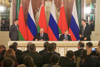 Александр Лукашенко и Владимир Путин во время подписания совместного заявления