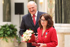 Aleksandr Lukashenko presents the Order of Mother to Nina Chepelkina