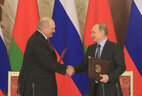 Alexander Lukashenko and Vladimir Putin sign a joint statement