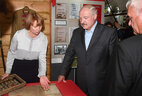 Alexander Lukashenko studies the exhibits of the Rodina collective farm museum