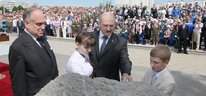 Александр Лукашенко принял участие в церемонии закладки памятной капсулы на месте создания мемориального комплекса "Тростенец", 8 июня 2014 г.