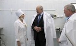 Александр Лукашенко во время посещения Буда-Кошелевской центральной районной больницы, 24 ноября 2017 г.