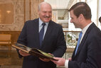 Aleksandr Lukashenko presented an exclusive assortment of chocolate and the photo album Heritage of Belarus to David Hale