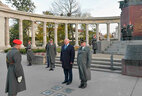 Во время церемонии возложения венка к памятнику советским воинам-освободителям в Вене