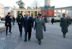 Во время церемонии возложения венка к памятнику советским воинам-освободителям в Вене