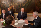 Во время переговоров с Федеральным президентом Австрии Александром Ван дер Белленом в узком составе