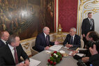 Во время переговоров с Федеральным президентом Австрии Александром Ван дер Белленом в узком составе