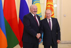 Belarus President Aleksandr Lukashenko and his Russian counterpart Vladimir Putin before the Supreme Eurasian Economic Council summit