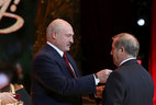 Aleksandr Lukashenko presents the Order of Honor to Chairman of the Brest Oblast Executive Committee Anatoly Lis