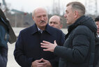 Александр Лукашенко во время посещения Добрушской бумажной фабрики "Герой труда"