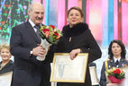 Alexander Lukashenko presents the award to director of the Grodno Oblast Puppet Theater Maria Shabashova