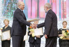 Artist Vladimir Kozhukh, member of the Belarusian Union of Painters, is given the special prize of the President
