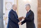Alexander Lukashenko presents the professor certificate to Nikolai Mukhurov