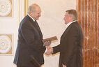 Alexander Lukashenko presents the professor certificate to Vladimir Slobodchikov
