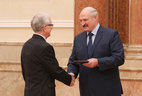Александр Лукашенко вручает диплом заведующему центром "Физика плазмы" Института физики НАН Николаю Тарасенко