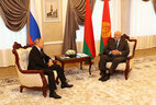 Президенты Беларуси и России Александр Лукашенко и Владимир Путин перед пленарным заседанием V Форума регионов провели двустороннюю встречу