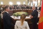 Александр Лукашенко и участники встречи