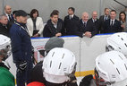 Александр Лукашенко во время общения с руководителями спортивных учреждений и юными спортсменами