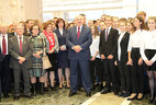 Президент Беларуси Александр Лукашенко вместе с участниками встречи в фойе Дворца Независимости