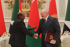 Президент Беларуси Александр Лукашенко и Президент Судана Омар Хасан Ахмед аль-Башир во время церемонии подписания совместного заявления