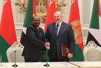 Президент Беларуси Александр Лукашенко и Президент Судана Омар Хасан Ахмед аль-Башир во время церемонии подписания совместного заявления